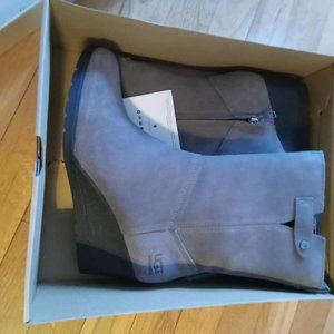 Ugg Potrero waterproof boot NWT size 8.5 Gray